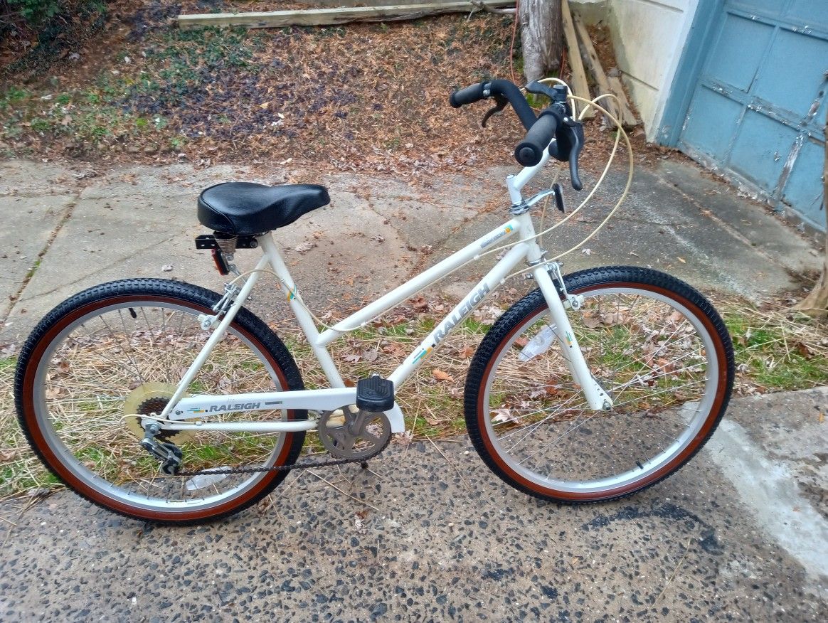 Raleigh 6 Speed Cruiser 26 Inch Wheels Ready To Ride 