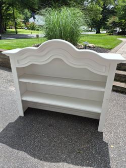 White Wood Bookcase with Decorative Crown Top