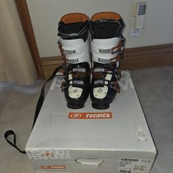 Ski Boots 24.5  Or 7 1/2 Men 8 1/2 Women