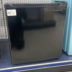 insignia mini fridge 