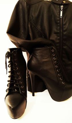WALK WITH STYLE - Black Stiletto Booties
