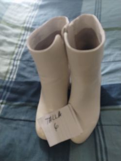 Woman boots size 6