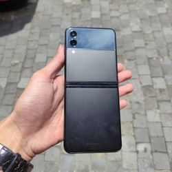 Unlocked Samsung Galaxy Z Flip 4 