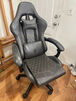 Gaming chair, Dowinx brand, barely used!
