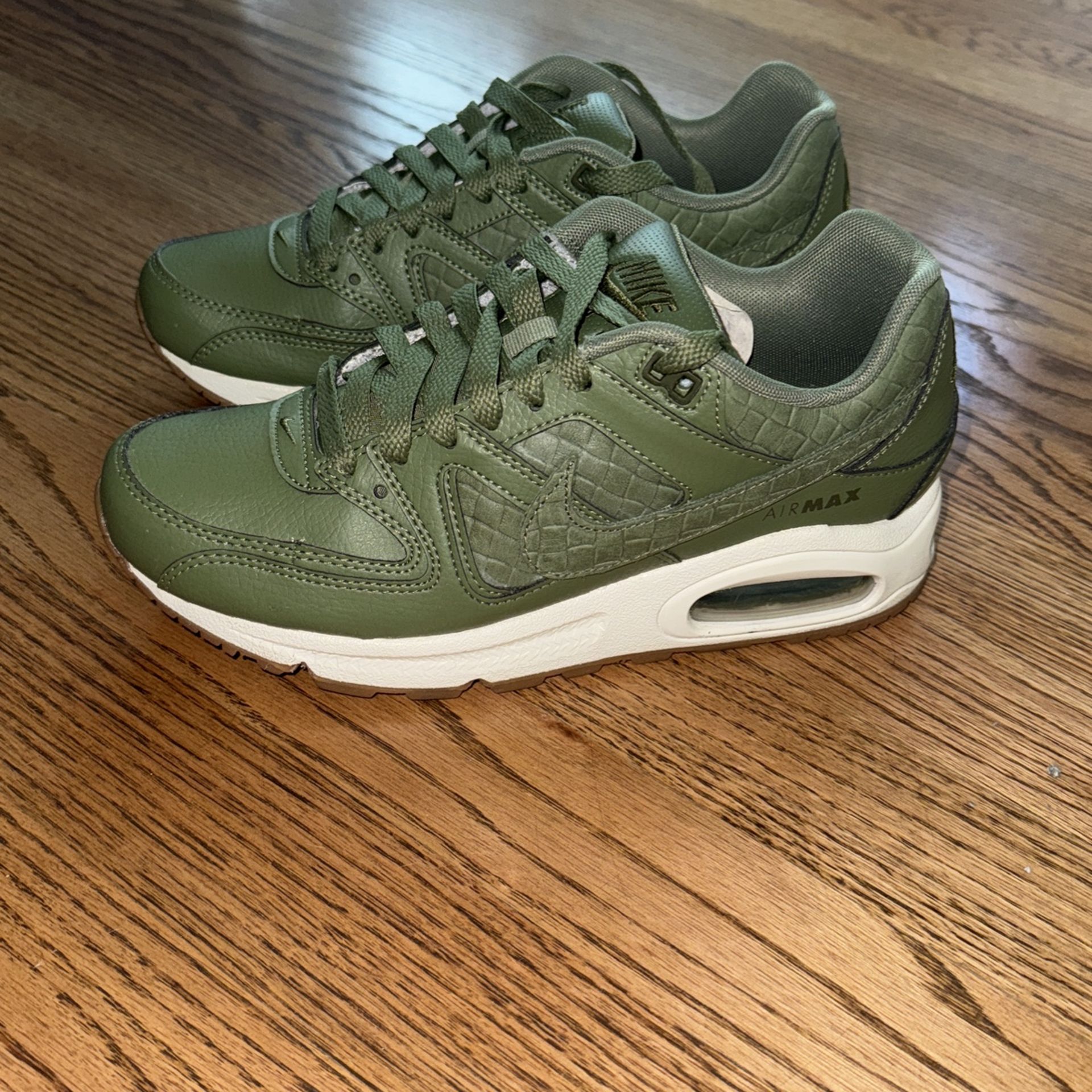 Nike Women’s Air Max Command Premium (PRM) Shoes