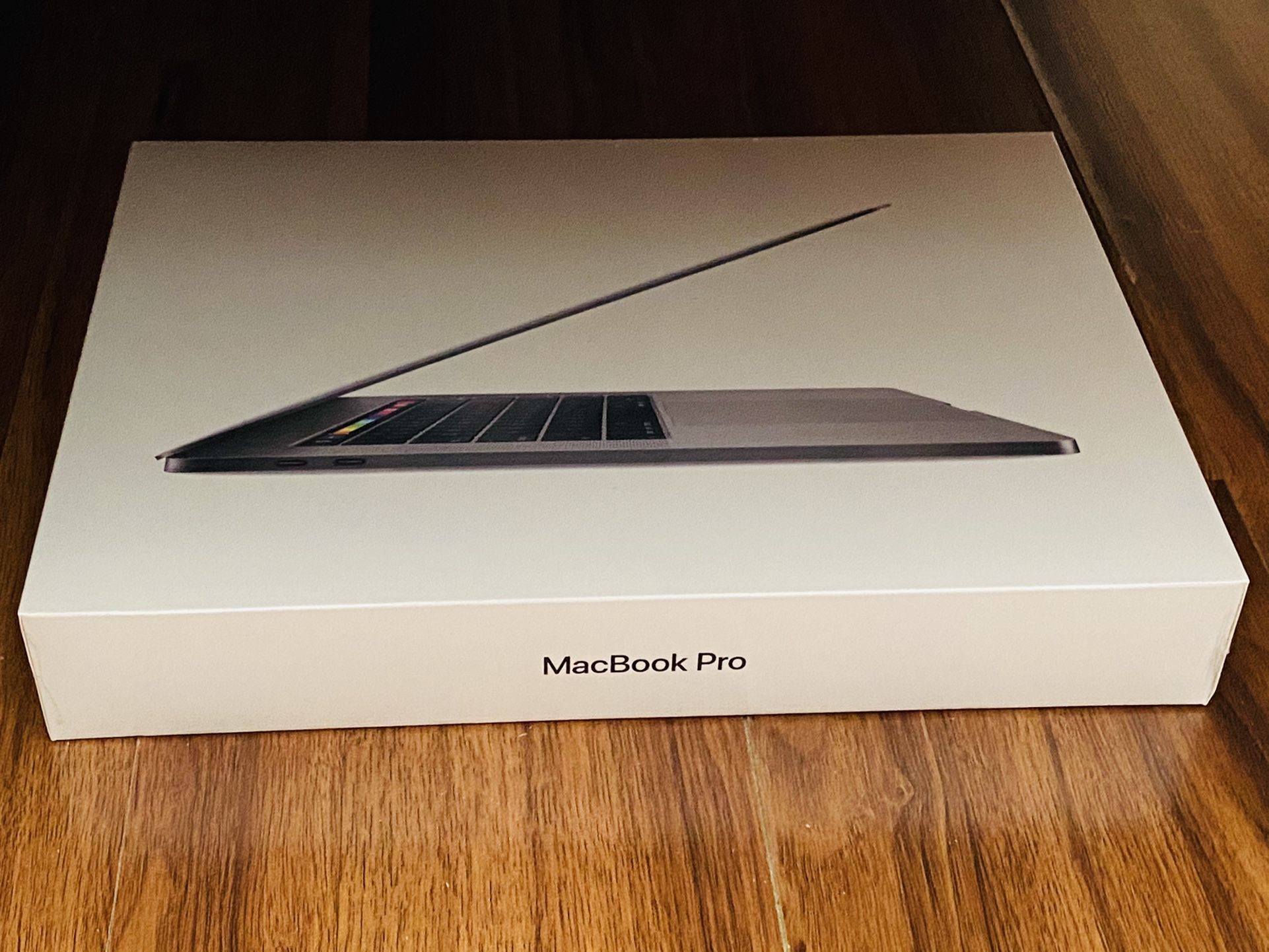MacBook Pro 15-inch Space Gray Touch Bar Intel Core i7 16 GB Ram Radeon Pro 560X 512 GB SSD