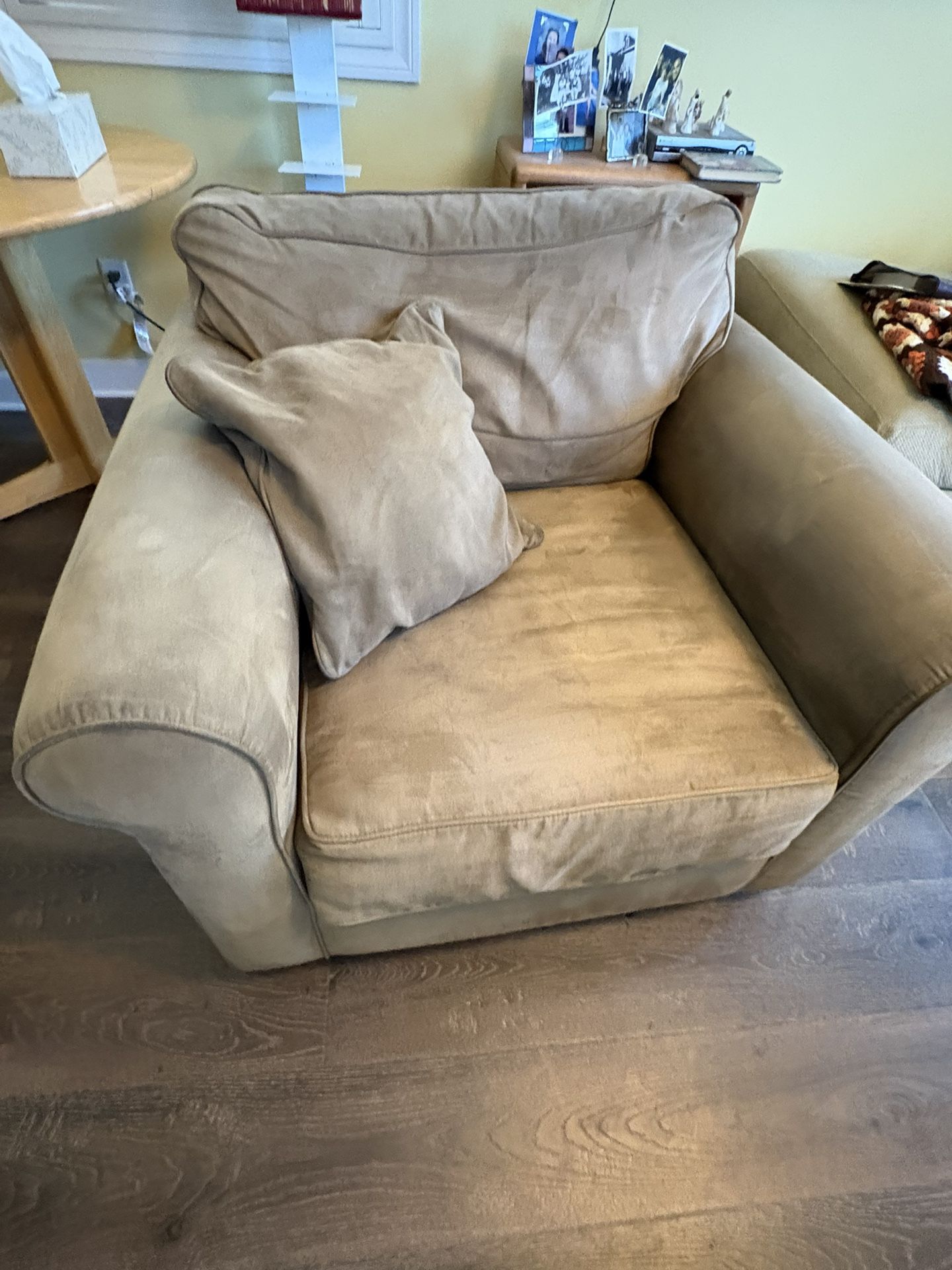 Oversized Chair (Stationary)