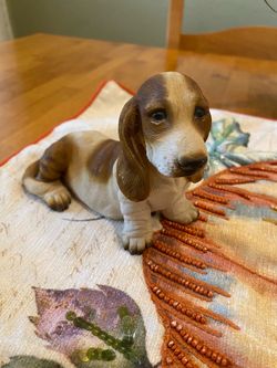 Basset hound resin statue. 5 inches wide x 4.25 inches tall . Good condition.