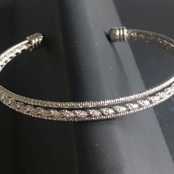 Silver color shiny open bracelet elegant pattern