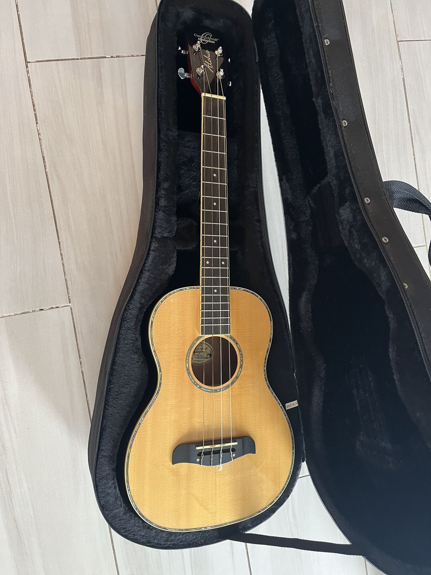 Baritone Ukulele with Case