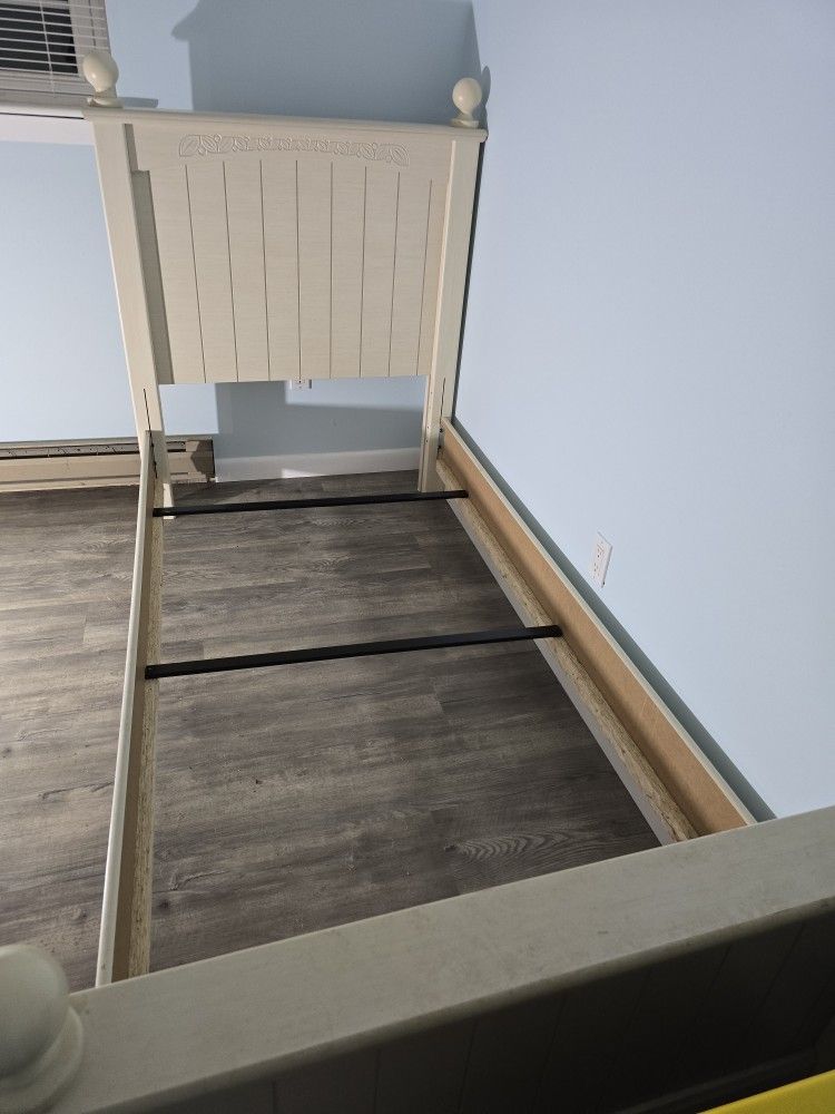 Girl's Twin Bed (Frame)