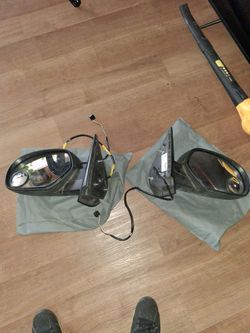2014 -2018 chevy silverado side mirrors in excellent condition