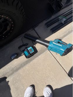 Makita 18V LXT Cordless Leaf Blower w/ Charger & 3 Batteries