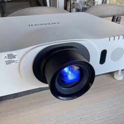 Hitachi 4200 Lumens HDMI Video Movie Tv Projector