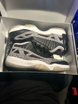 Air Jordan retro low’s 11 size 11.5
