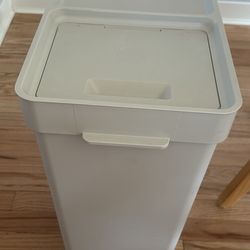 Gray/beige Trash Can 