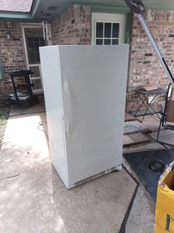 Upright deep freezer