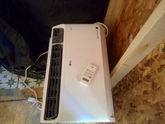 Air conditioning unit  with remote like brand new