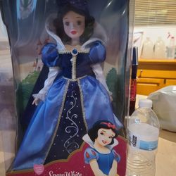 New Snow White Doll  I,it's A Collector Doll Made Of Porcelain NOT  a Play Doll Great Valintines Day Gift ❤️