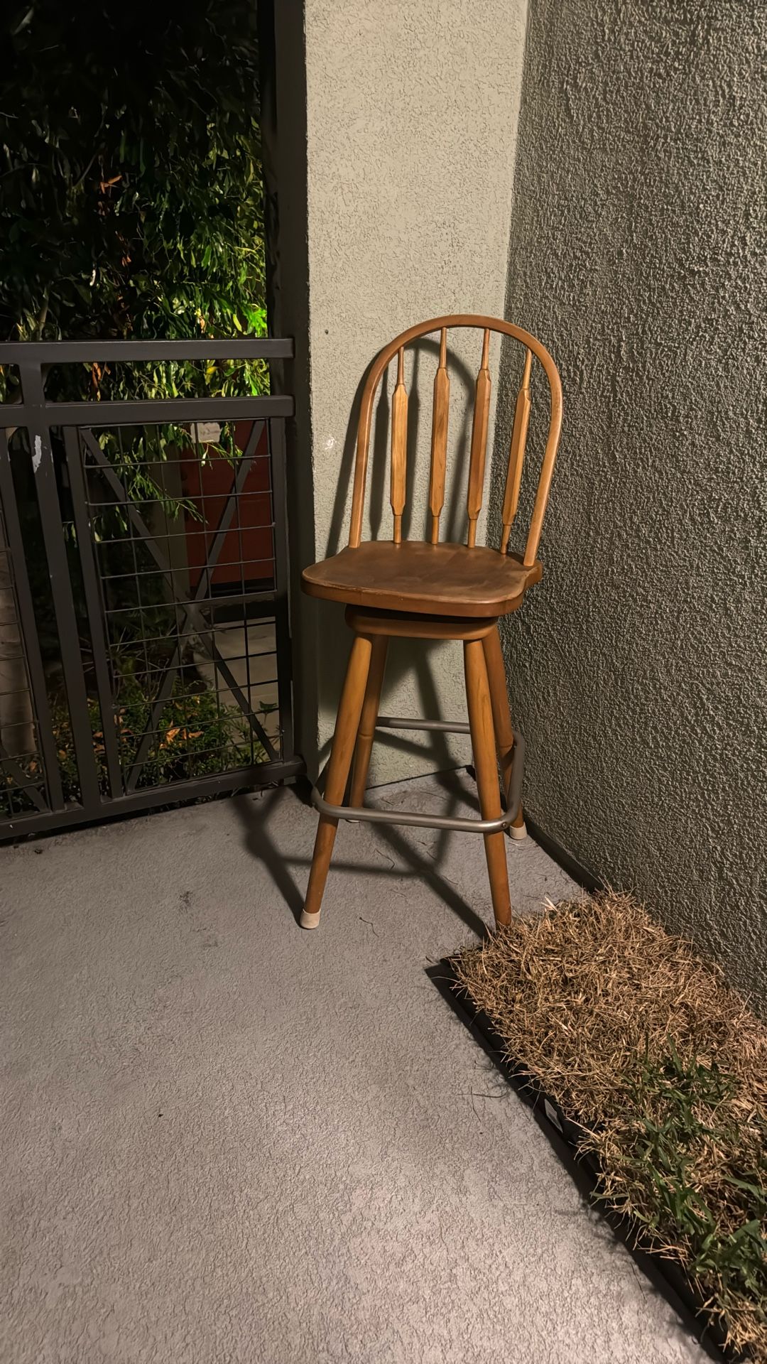 Free!! Spinning Wood Bar Stool 