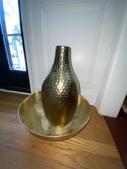 Gently Used Beautiful Decorative Vase And Bowl 