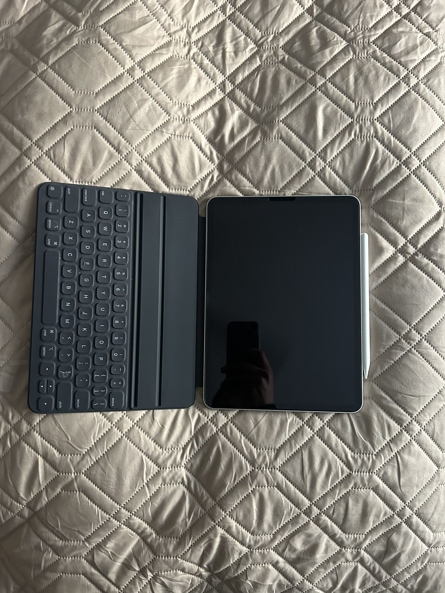 iPad Pro 11" 1st Gen 256GB WiFi, Apple Smart Keyboard, Apple Pencil
