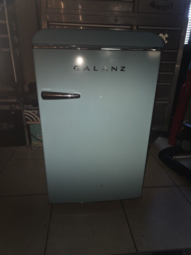 Galanz 2.5 Cubic Ft. Retro Minifridge