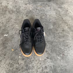 walking sneakers size 12