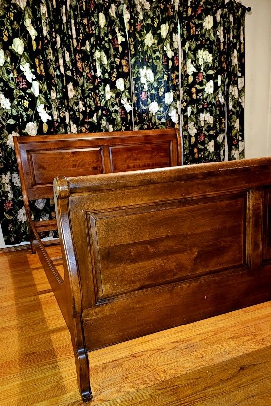 Vintage Ethan Allen Country French Queen Sliegh Bed