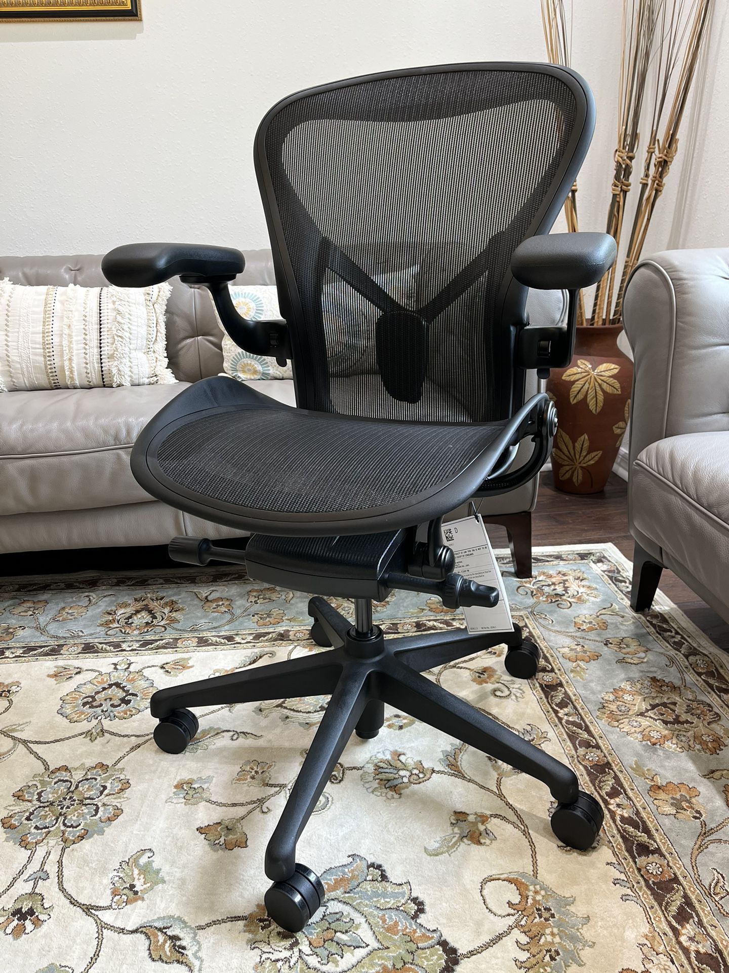 Herman Miller Aeron Remastered medium V2 (two dots) Size B Executive desk Office Chair in Gaming Black Onyx frame color. Brand new condition with full