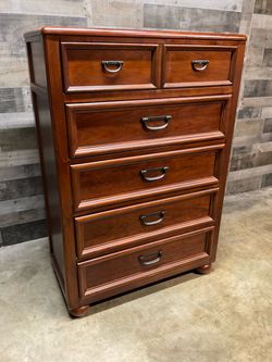 Spectacular Solid Maplewood 5-Pull Chest of Drawers