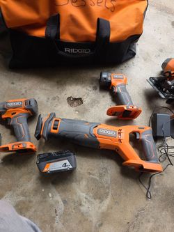 Kit de herramientas ridgid con dos baterías de 4ah y cargador