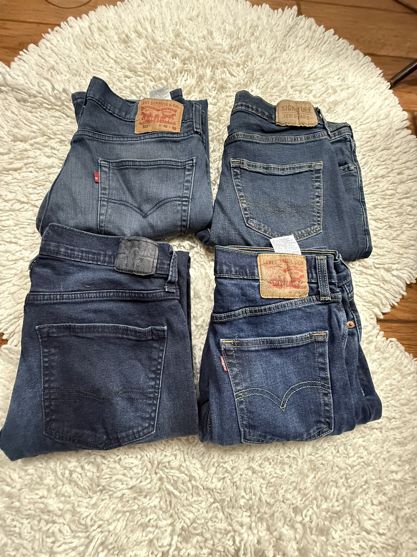 Take all 4pcs Levi’s jeans Size 32x32 Flaws on the last picture, last pants have little two holes in it