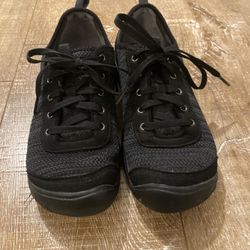Keen Walking Shoes (Size 8)