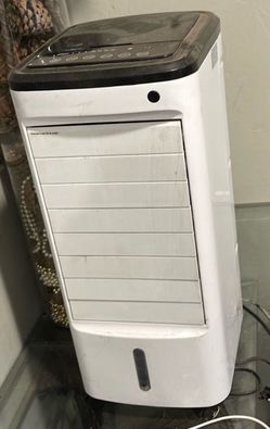 Can small fan there’s a small drawer and you put water and gets cold good