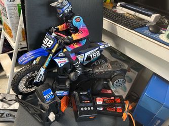 1/4 Losi Promoto-MX Pro Circuit (Battery & Charger Included)