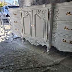 White N Gold Dresser
