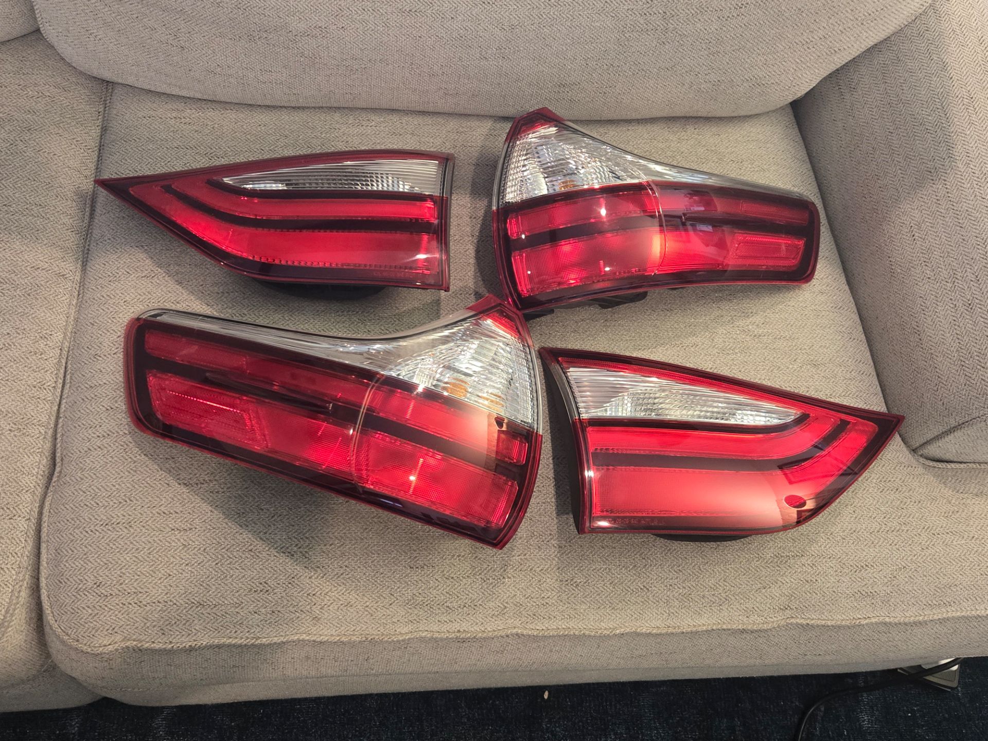 Toyota Sienna XL30 non-SE tail lenses full set good condition