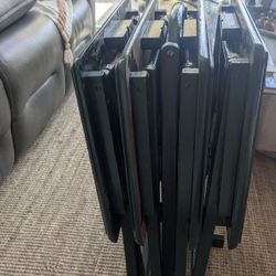 Tray Table Set 4 Wooden Trays + Stand Included Set 4 of foldable wooden side tables includes green paint for touch-ups if desired. Set de 4 mesas de m