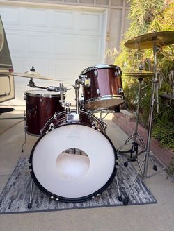 Complete 4 piece drumset - Ready to Rock