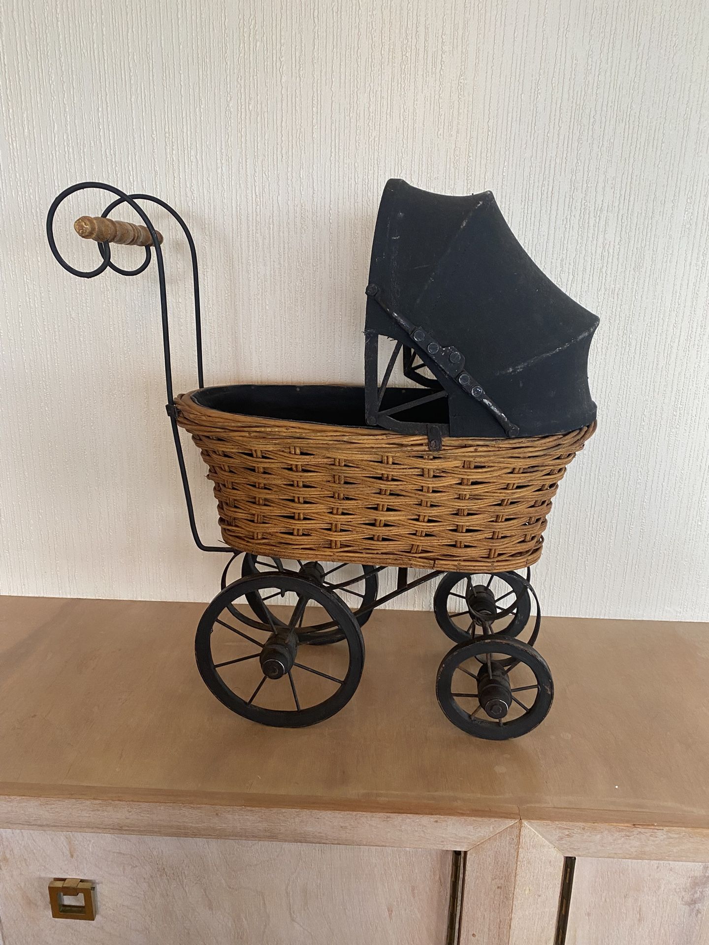 Rare Vintage Wicker Baby Doll Carriage Wagon Buggy With Wood Wheels And Metal Frame . Excellent Condition . 18”x18”x10”