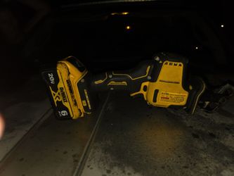 Dewalt skillsaw comes with a 6Amp battey tool and battery only