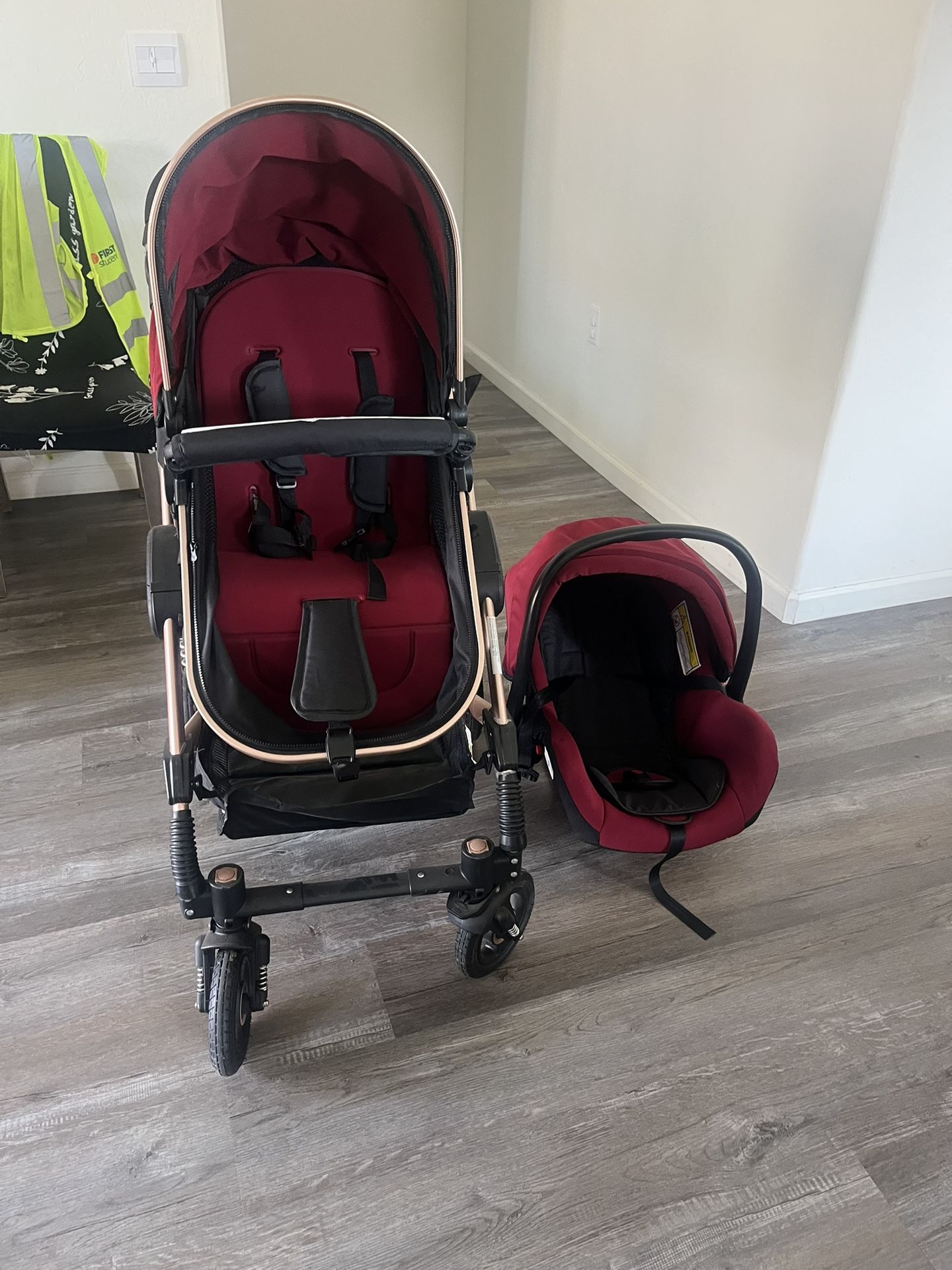 Nice Stroler With A Car Seat