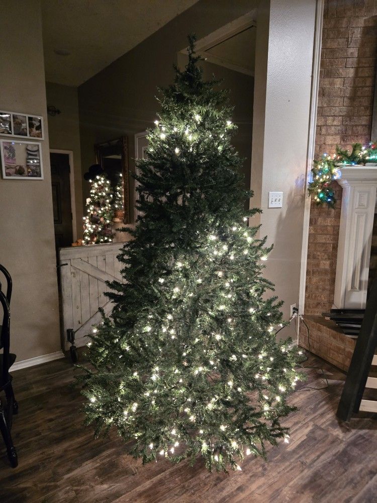 7.5 Ft Christmas Tree READ INFO