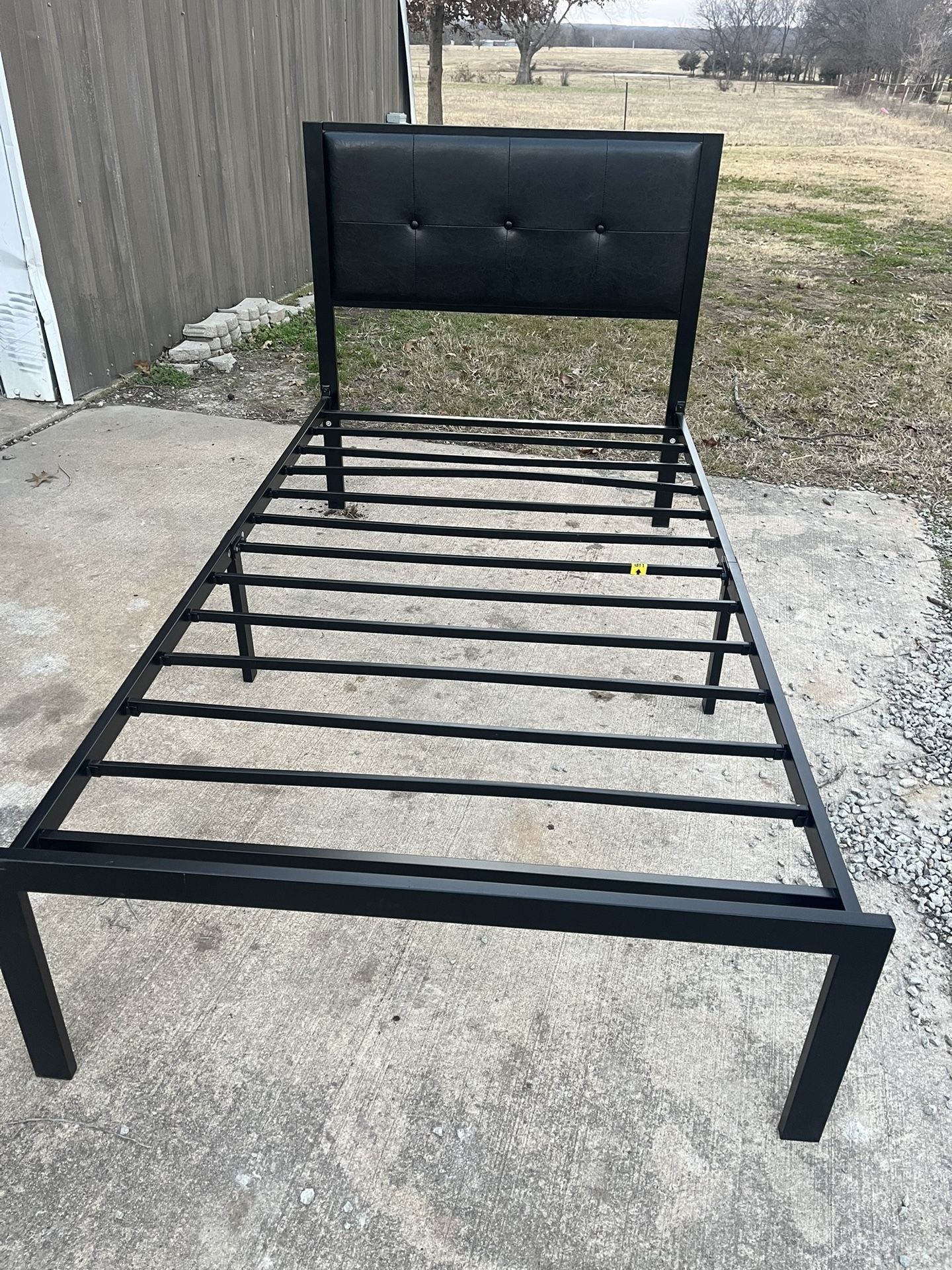 Metal frame twin bed with headboard