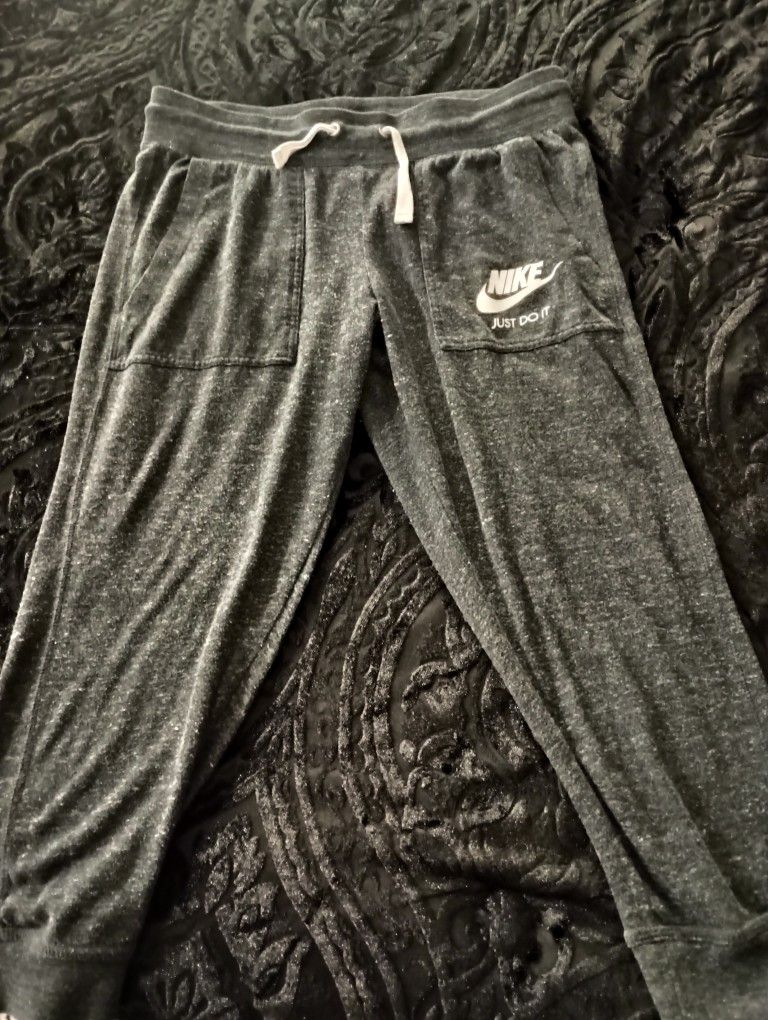 Nike Capri Joggers (Women)