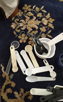 Mixed Lot of Plastic Measuring Spoons and Cups