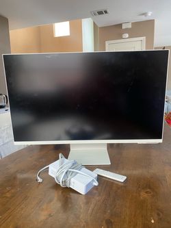 Samsung 32” 4K UHD M8 Smart Monitor – Warm White