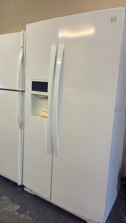 Nice like new Kenmore side by side refrigerator