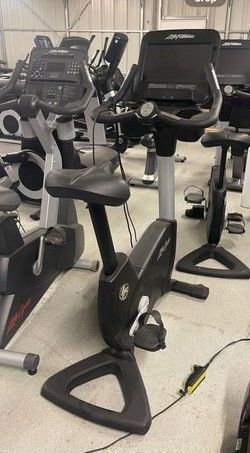 Life Fitness 95 Upright Bike With SE3HD LOW HOURS!
